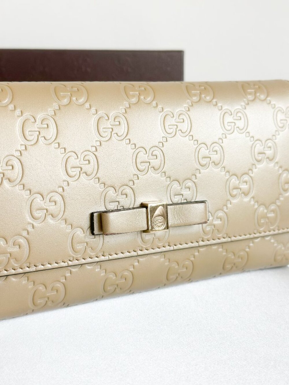 Gucci Guccissima Bow Continental Wallet Gold Metallic - Picture 2 of 16